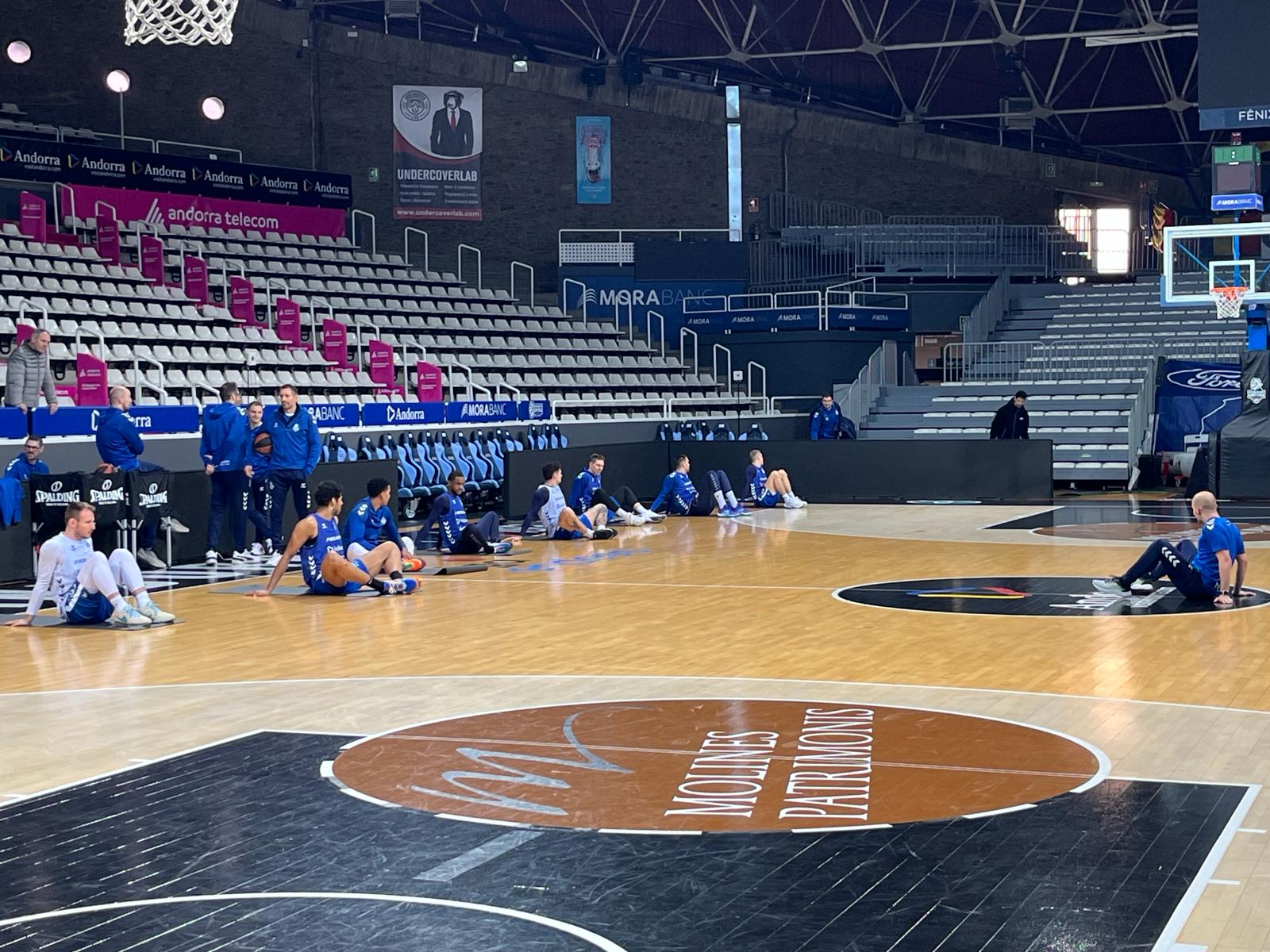 Sessió d'escalfament en l'entrenament previ al matx de dissabte