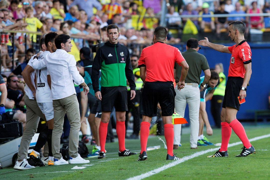 GRAF546. VILLARREAL (CASTELLÓN), El árbitro Jaime Latre (d) expulsa al entrenador del Valencia CF, Marcelino García (i), durante el partido correspondiente a la quinta jornada de LaLiga Santander que el Villarreal CF y el Valencia CF disputan hoy en el Es