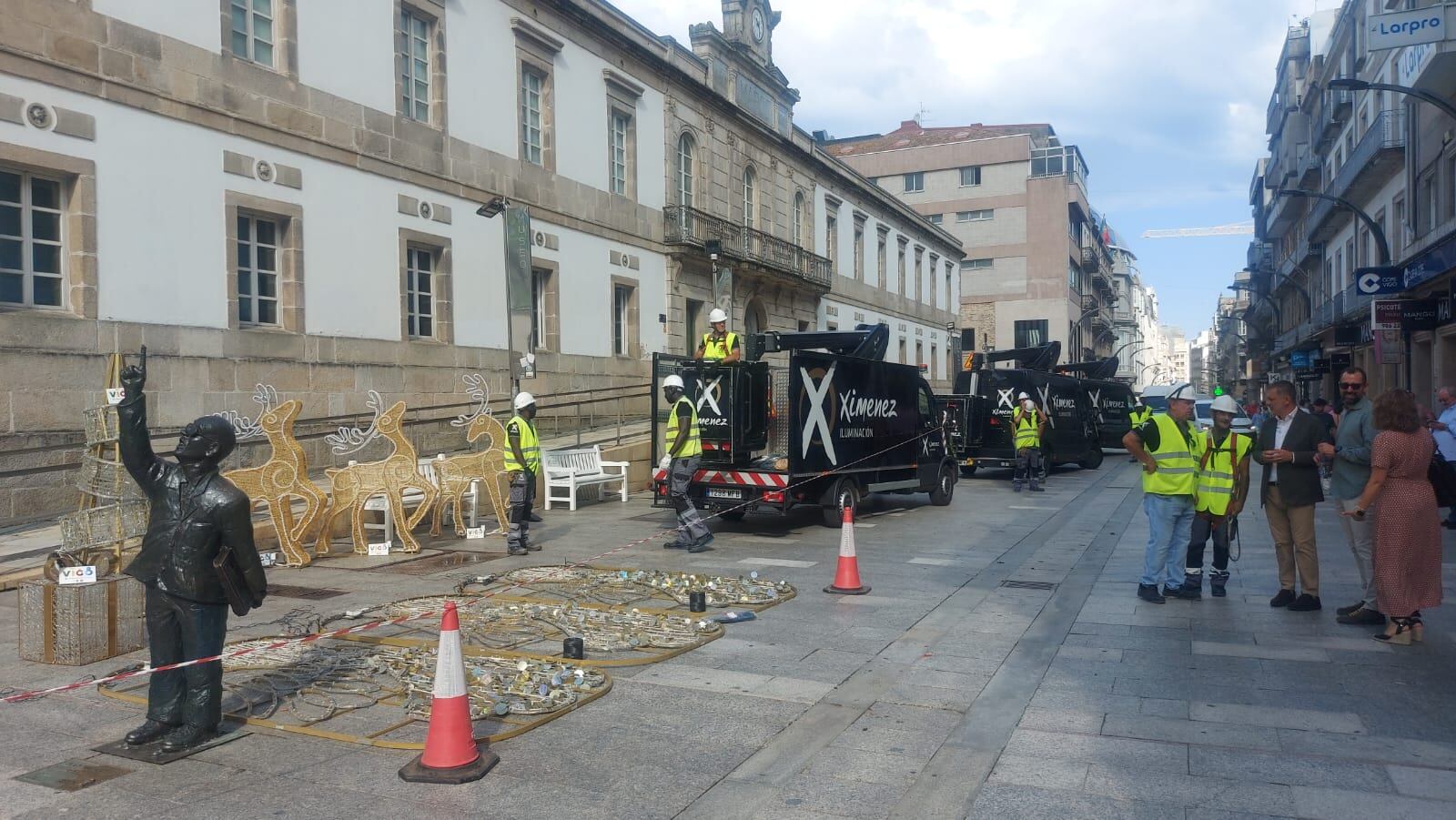 Instalación de las primeras luces navideñas de Vigo, en el mes de julio