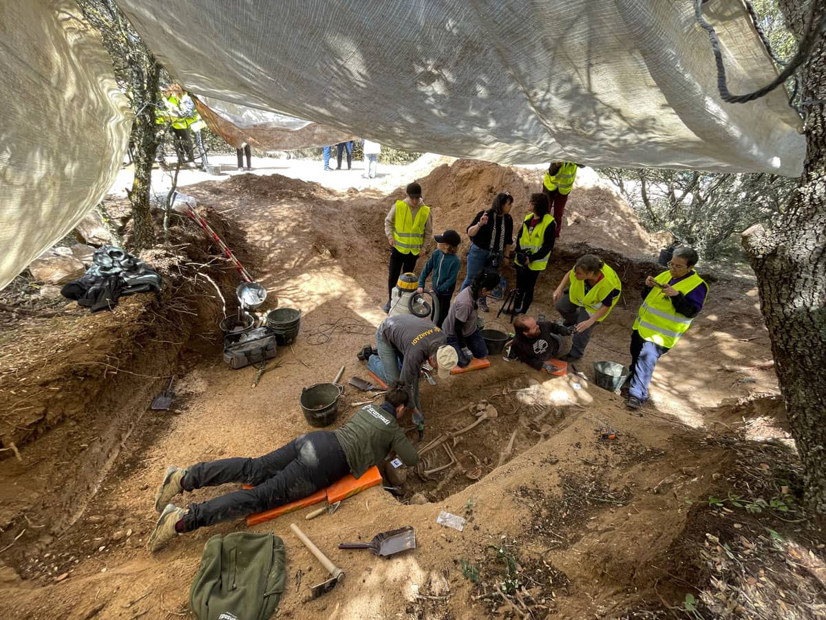 Fosa común de Adradas