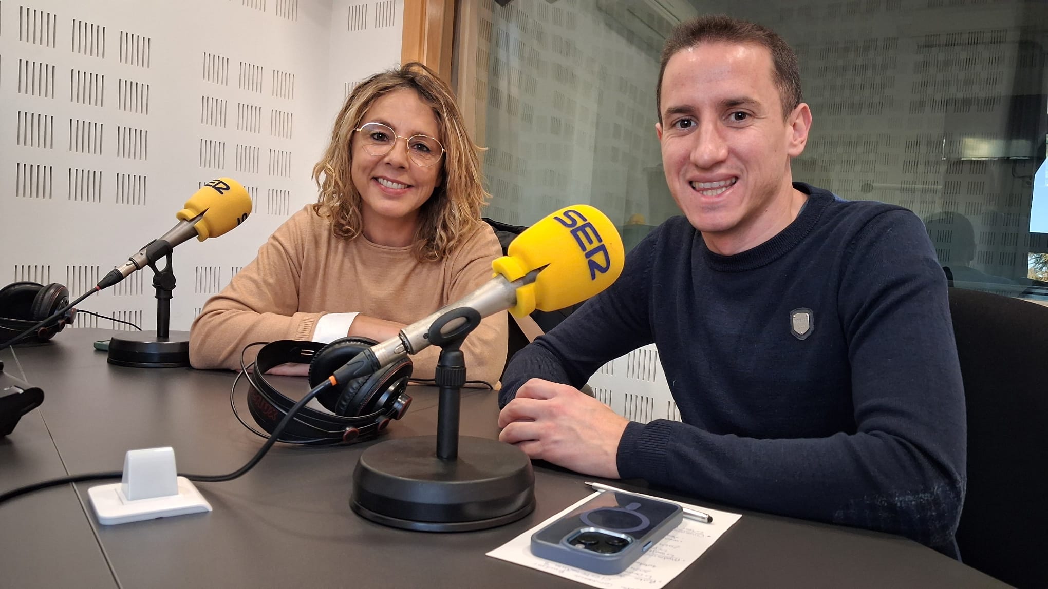 Carmen Hidalgo, coordinadora del servicio de mediación y de divorcio saludable del centro de convivencia familiar de Fuenlabrada, y Raúl Hernández, concejal de Bienestar social