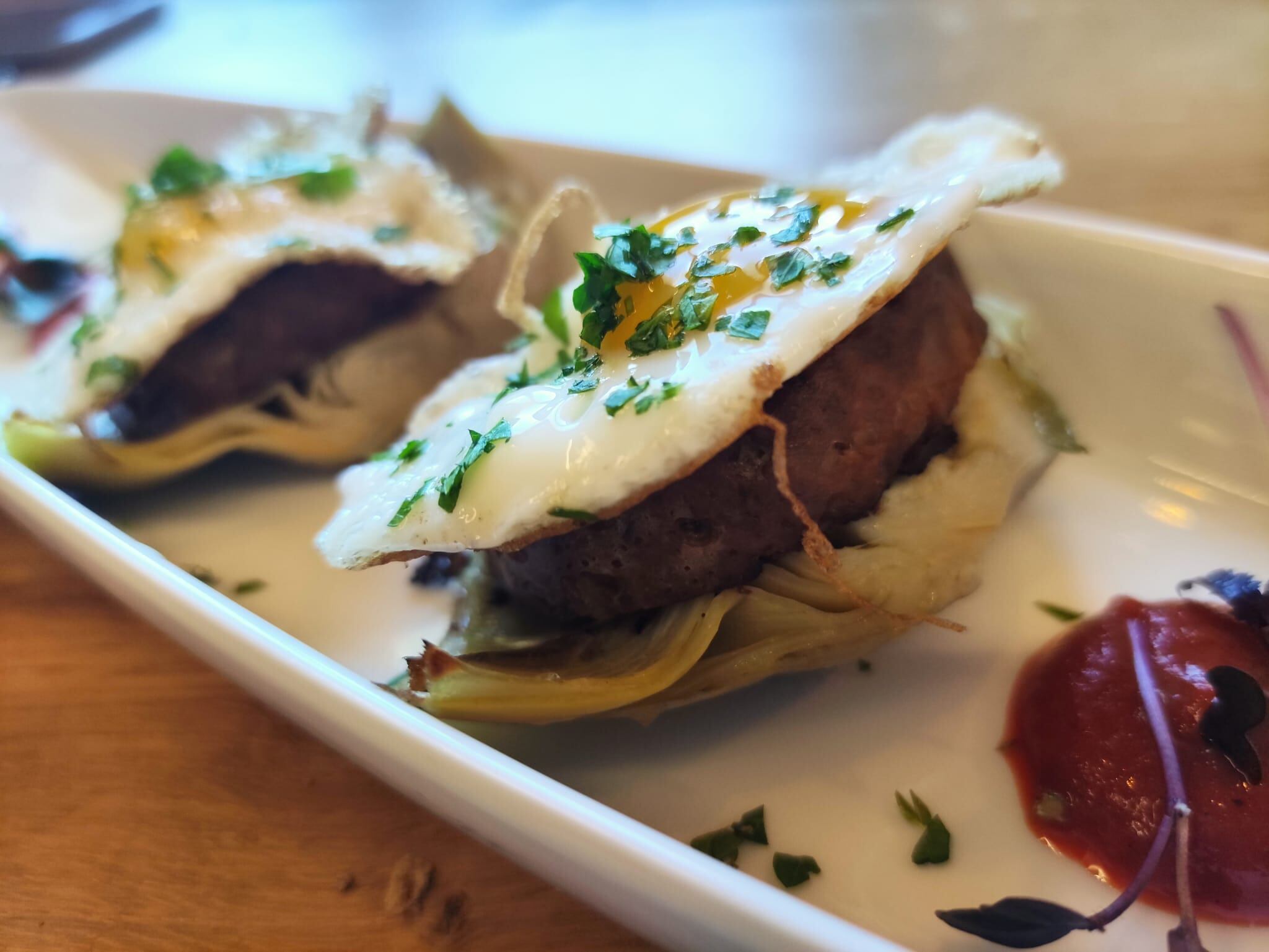 Flor de alcachofa con morcilla de atún y huevo de codorniz