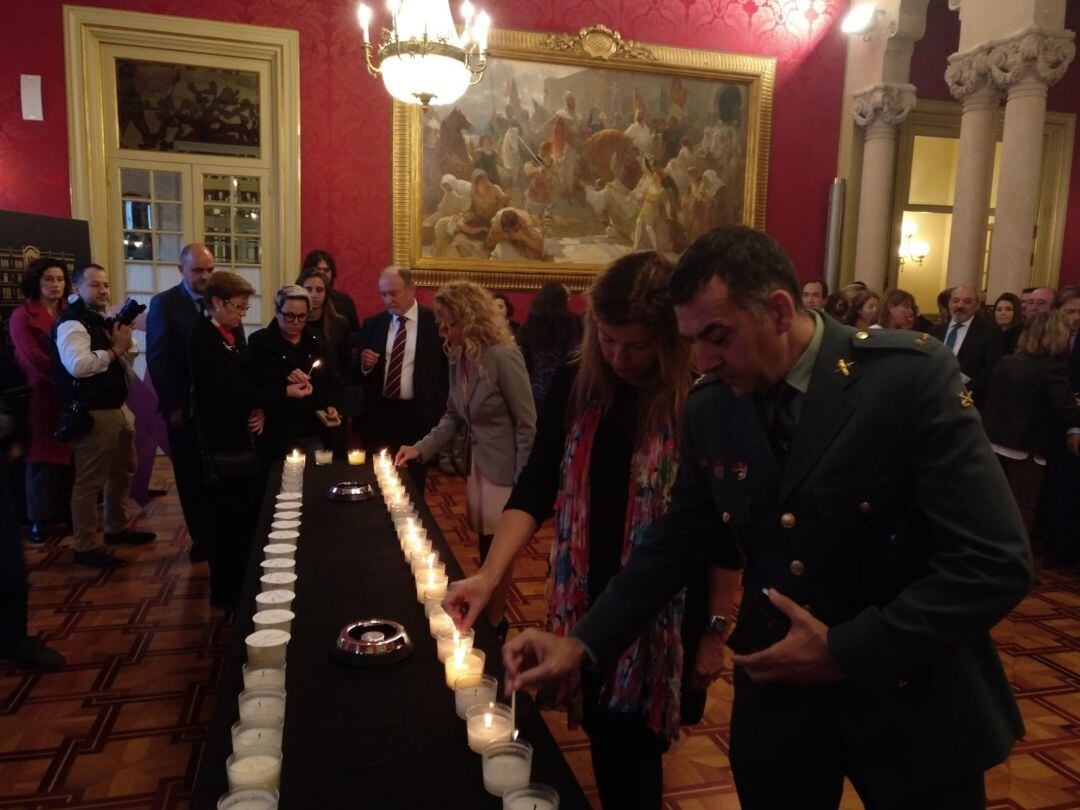 Encendido de velas por cada una de las víctimas mortales por violencia de género.