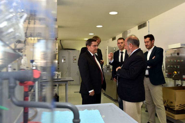 Visita del presidente de la Diputación de Granada (i) al CIDAF del PTS de Granada