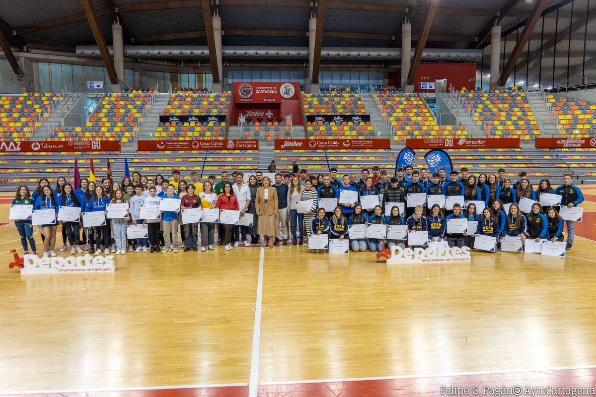 Los atletas becados en el Palacio de los Deportes