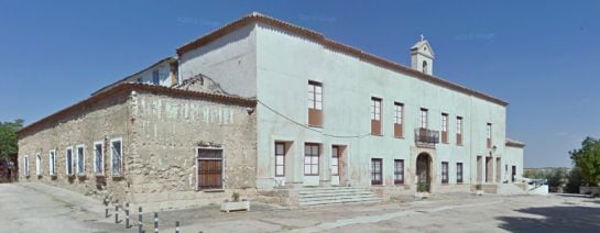 Edificio junto al Santuario de Riánsares