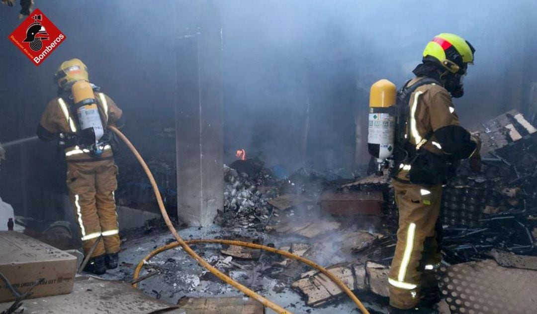 Los bomberos durante la extinción del incendio en el restaurante de Cocentaina.