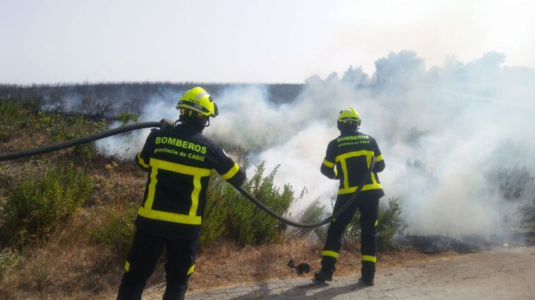 Bomberos extingiendo el incendio en la zona de Torrox