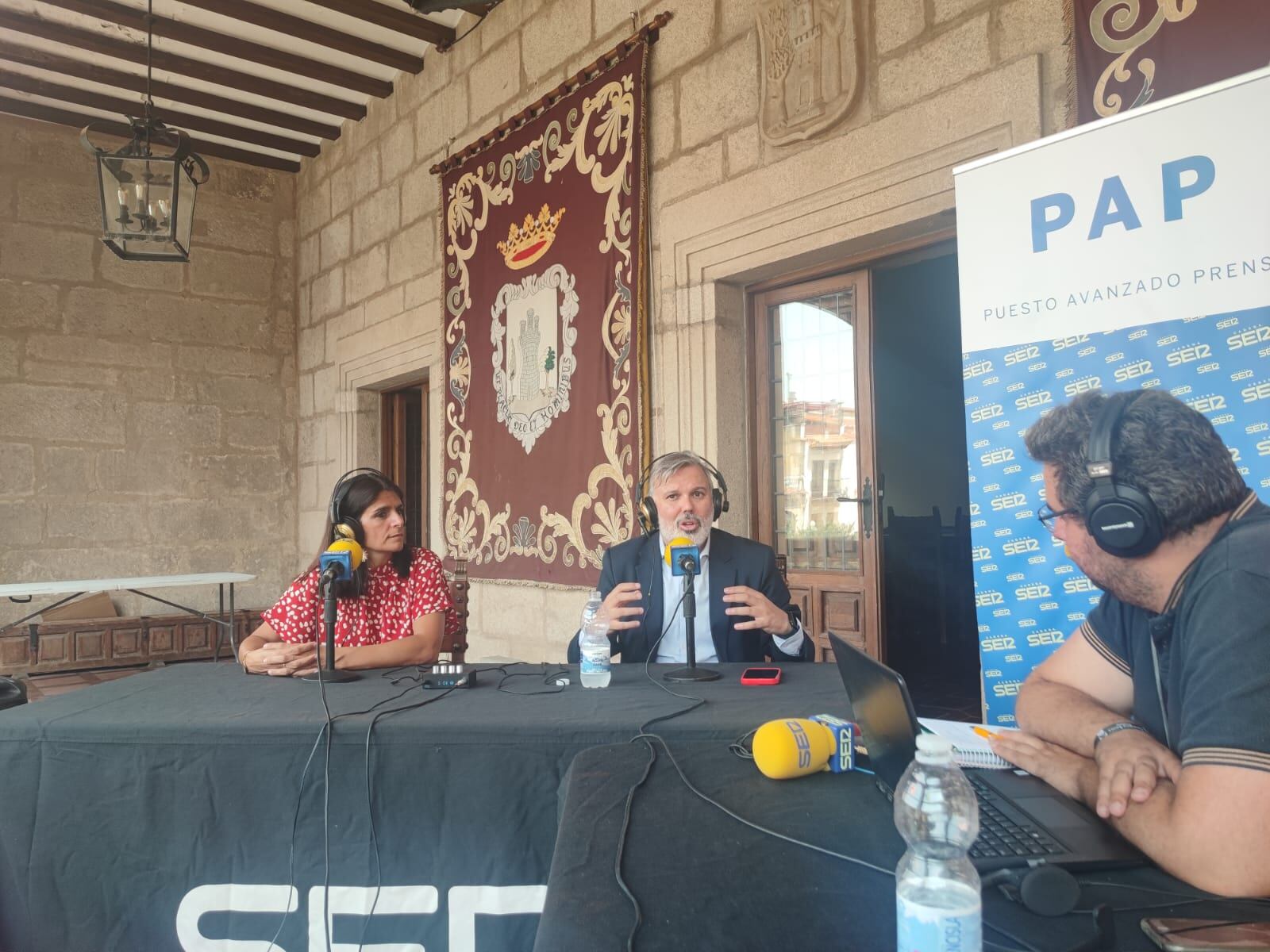 La concejal de Turismo y el alcalde de Plasencia durante el programa Hoy por Hoy Extremadura desde Plasencia.