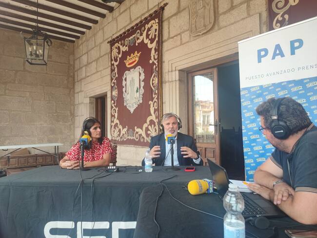 La concejal de Turismo y el alcalde de Plasencia durante el programa Hoy por Hoy Extremadura desde Plasencia.
