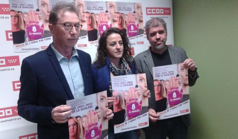 Unai Sordo y Jaime Cedrún junto con la Secretaria de la Mujer de CCOO en la zona sur apoyan la huelga feminista.