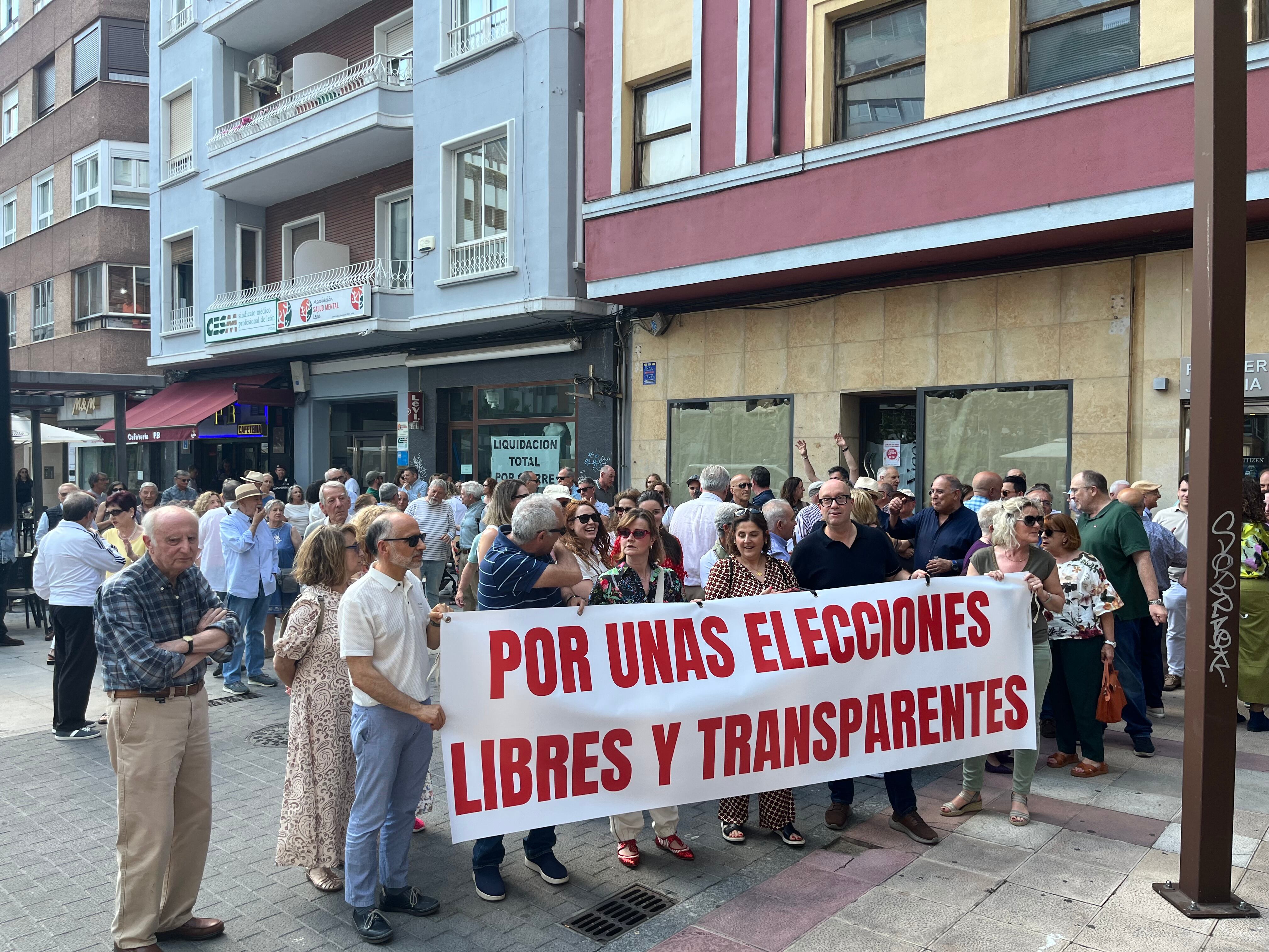 Concentración a las puertas del Colegio Oficial de Médicos de León