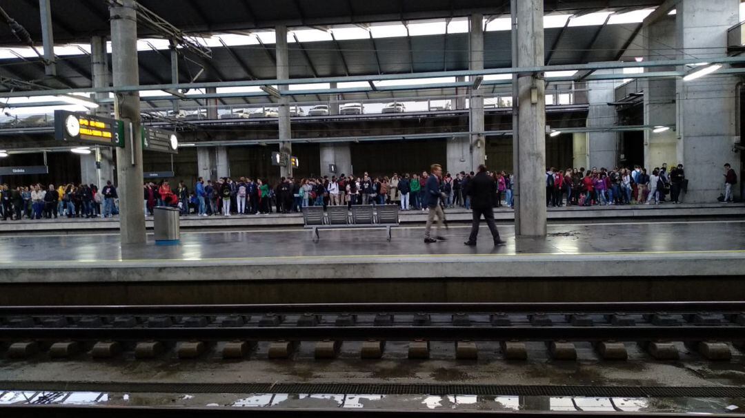 Estudiantes esperando uno de los trenes a Rabanales 