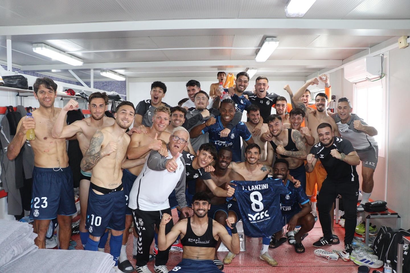 La plantilla celebra el triunfo