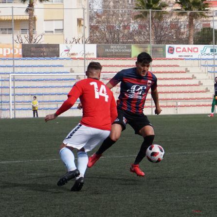 Titino encima a Alex Cortell