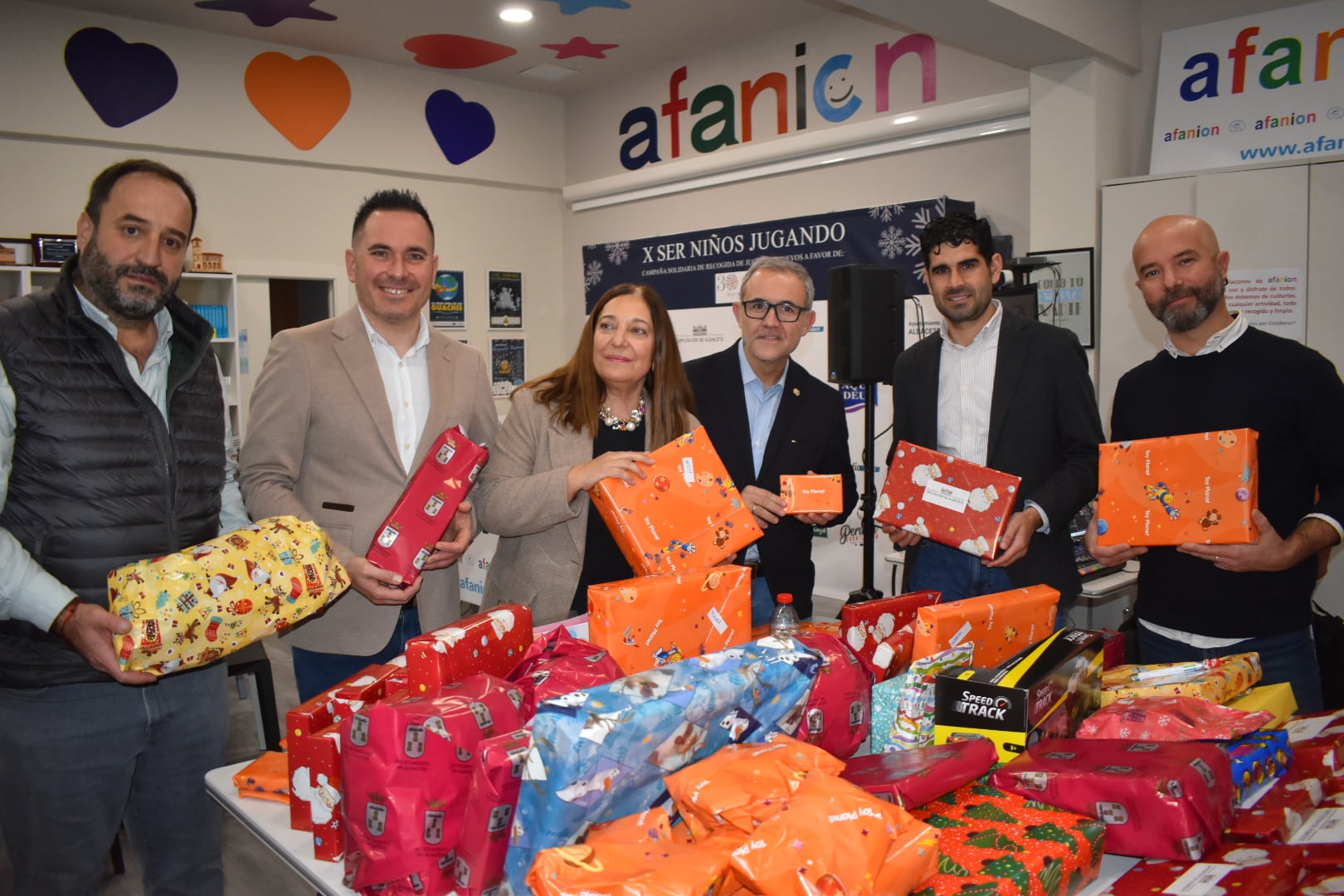 Algunos de los regales donados por instituciones, asociaciones, empresas y particulares