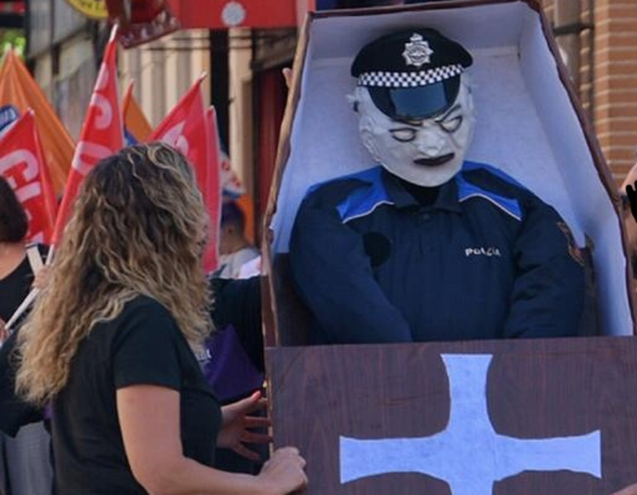 En la manifestación de policías locales de Getafe han exhibido un ataud con el muñeco de un policía como gesto de protesta.