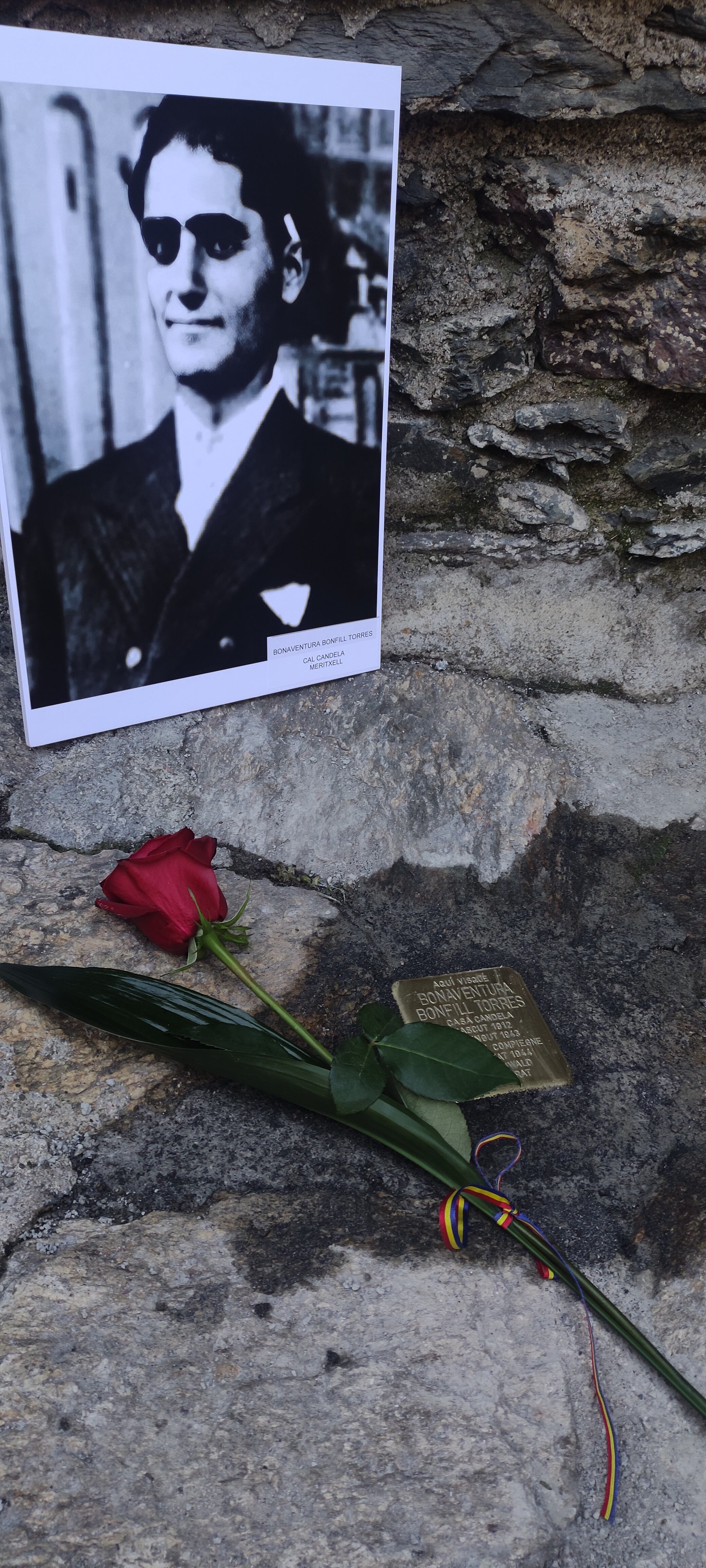 Llamborda del projecte Stolpersteine que recorda Bonaventura Bonfill, víctima del nazisme, davant casa seva, cal Candela de Meritxell.