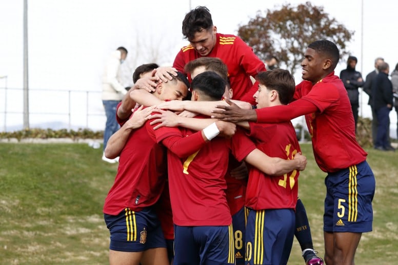 La Sub-19 durante la celebración de un gol