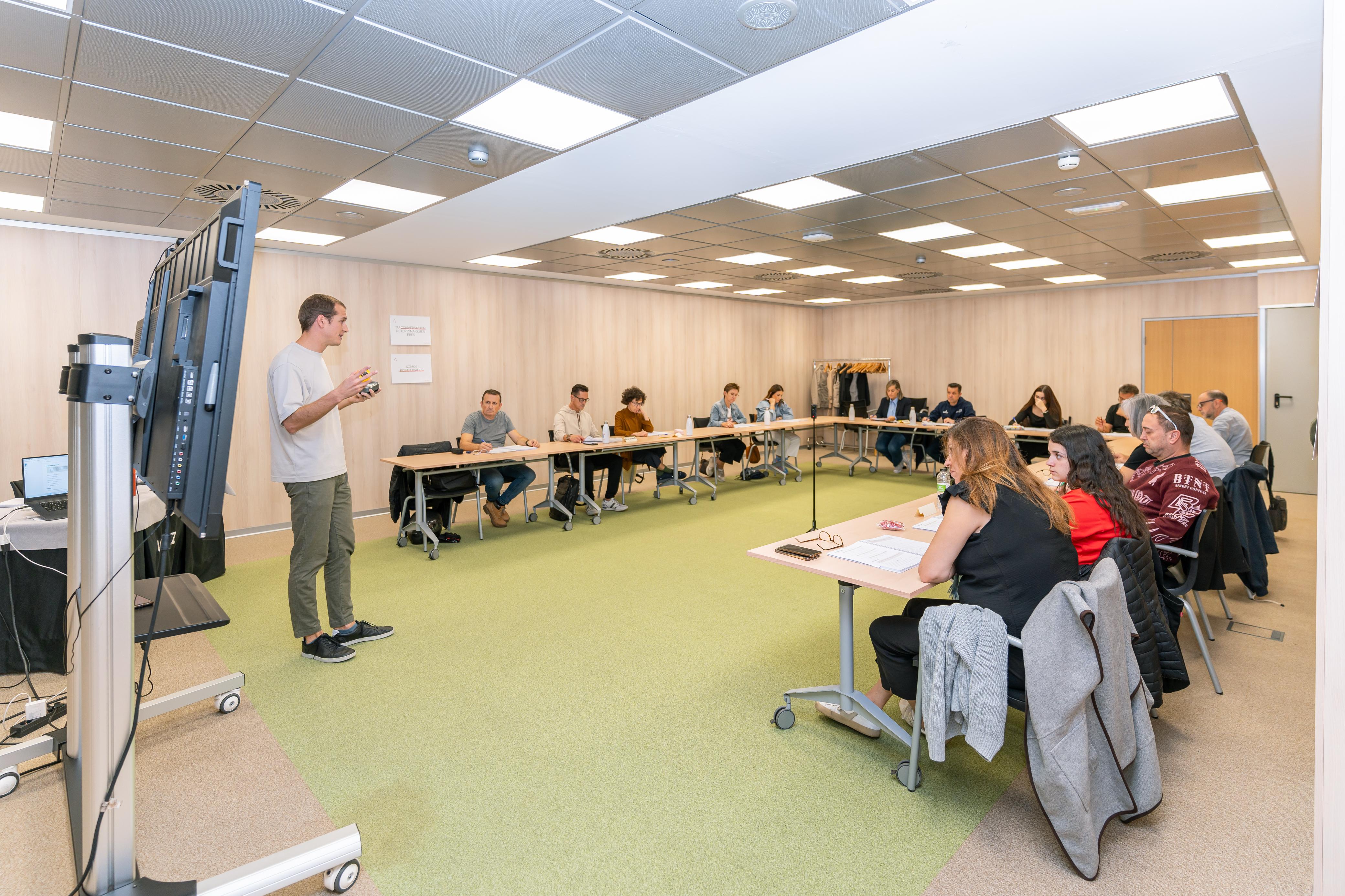 Longás durante uno de los cursos que utilizan su método innovador