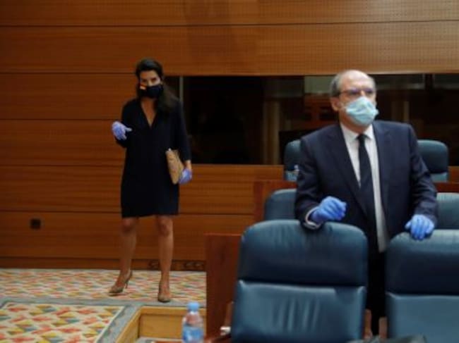 La portavoz de Vox en la Asamblea, Rocío Monasterio (i) y el portavoz del PSOE, Ángel Gabilondo (d) en un pleno de la Asamblea de Madrid.