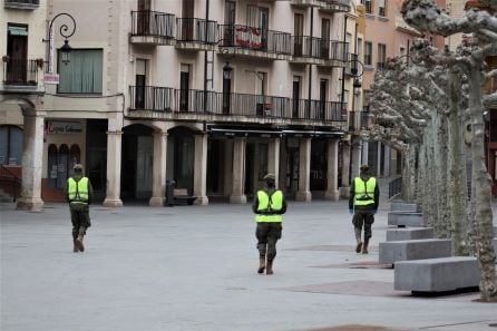 Miembros del Regimiento de Transmisiónes en la Plaza Mayor de Aranda dentro de la Operación Balmis