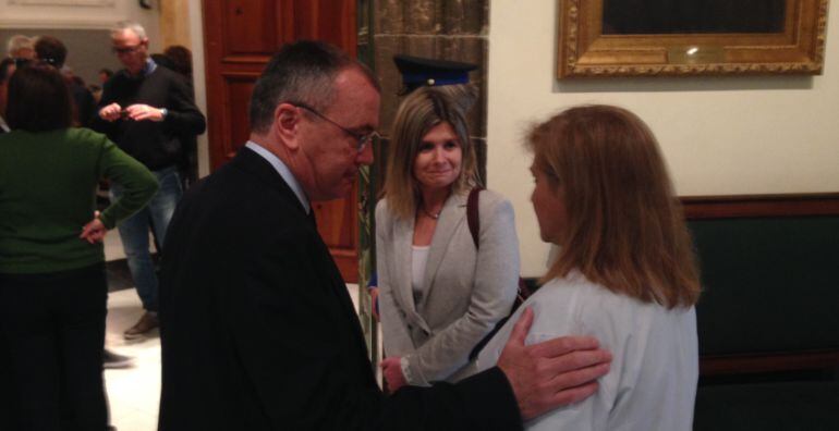 L'alcalde de Reus, Carles Pellicer, i la Presidenta de l'Hospital, Noemí Llauradó, conversant amb Alícia Matín, representant dels treballadors.