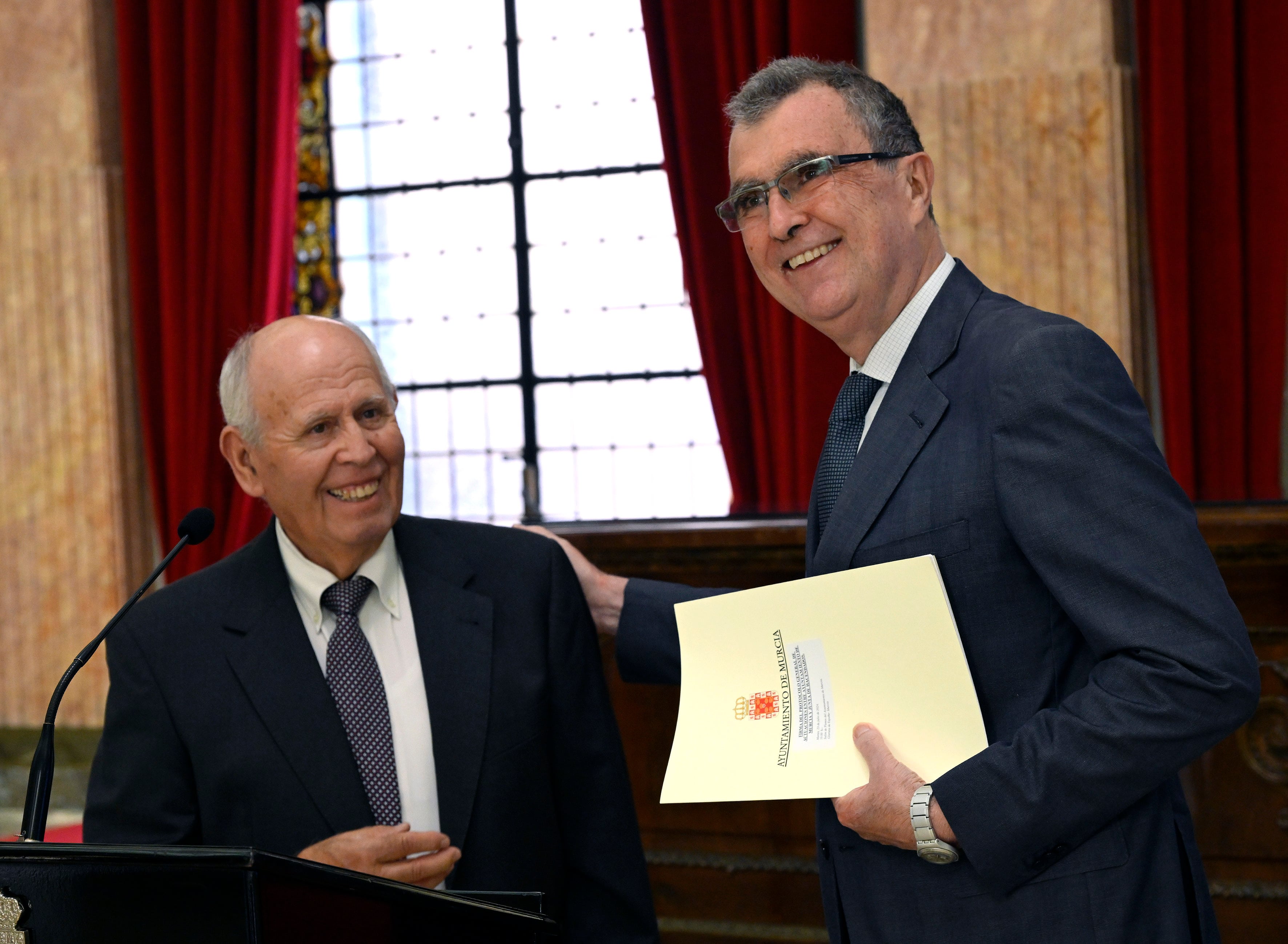 El presidente de la Junta de Hacendados, Diego Frutos, junto al alcalde de Murcia, José Ballesta, tras la firma del convenio