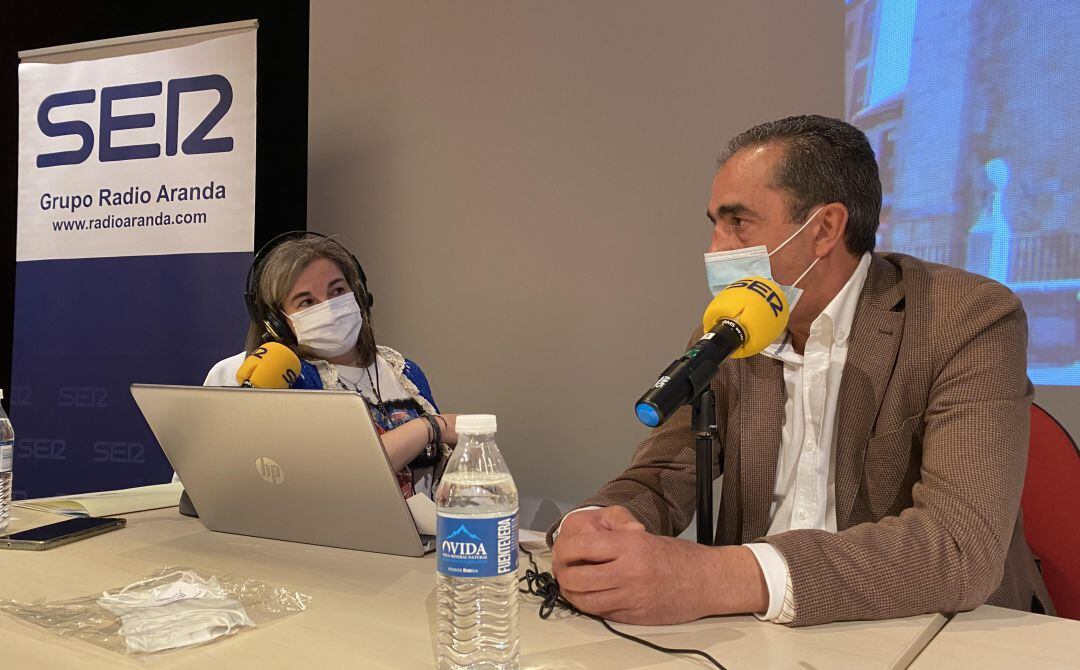 David Colinas, alcalde de Roa, con Elena Lastra, jefa de informativos de Radio Aranda, en imagen de archivo