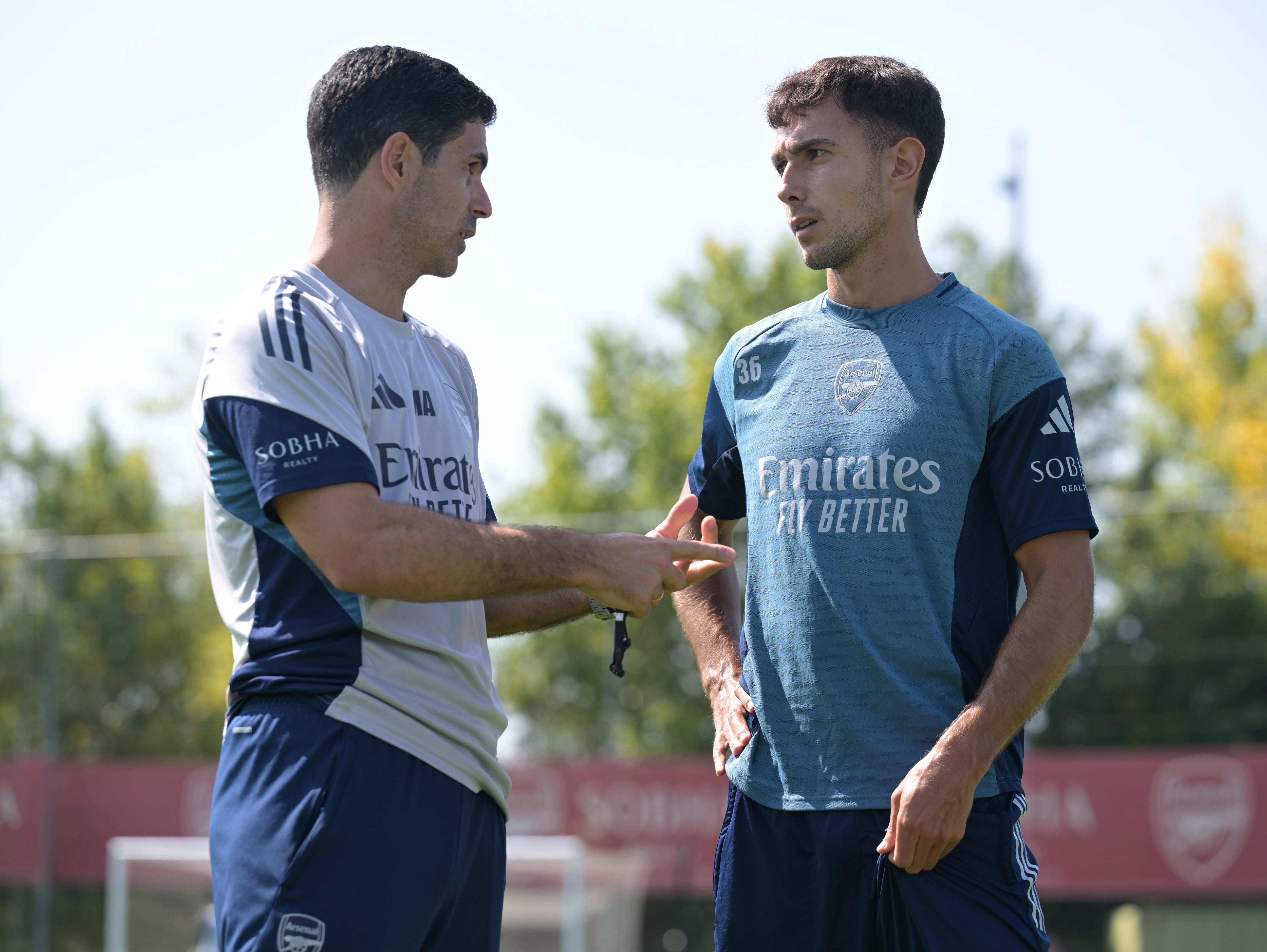 Zubimendi conversando con Arteta en un entrenamiento