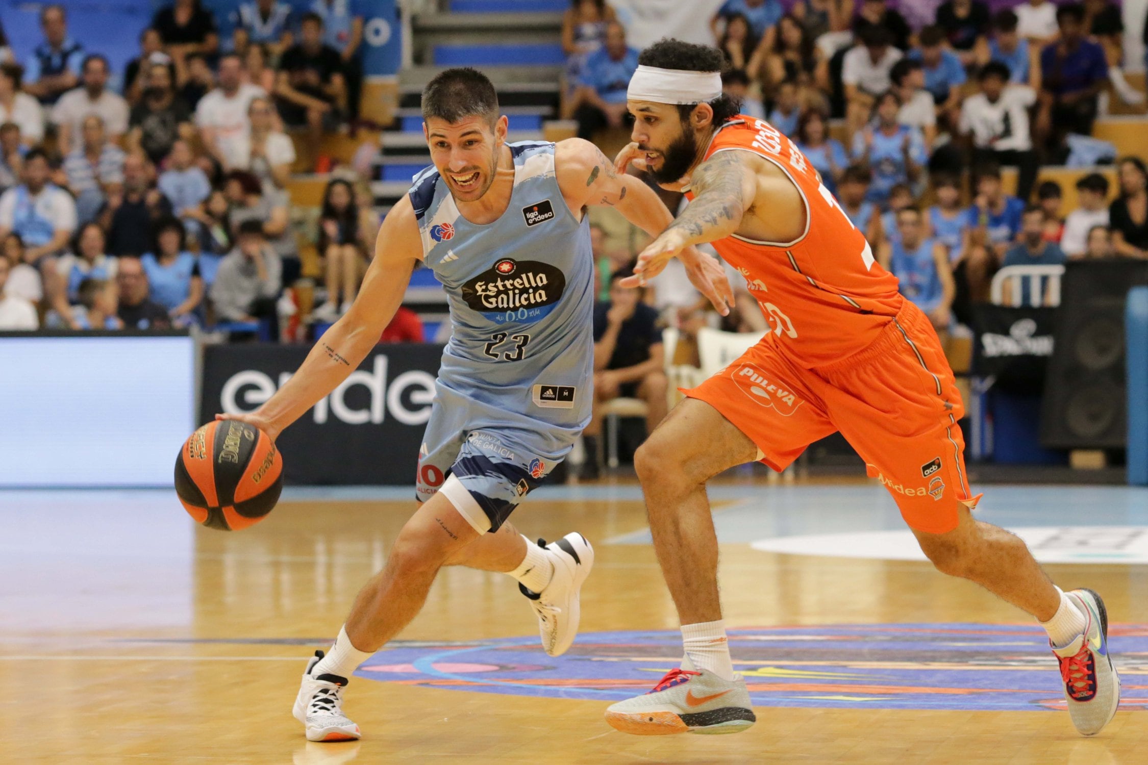 Erik Quintela conduce el balón durante el encuentro de presentación del Río Breogán ante el Valencia Basket