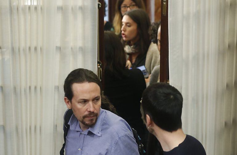 El líder de Podemos, Pablo Iglesias y la portavoz en el Congreso de la formación, Irene Montero, momentos antes del debate de las enmiendas parciales al proyecto de Ley de Presupuestos Generales 