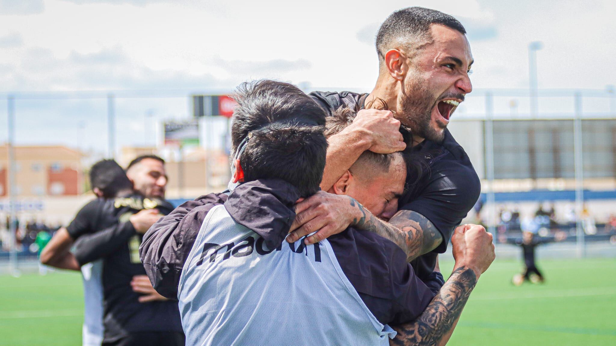 Los jugadores del Intercity celebran el gol de Villacañas en El Pitín