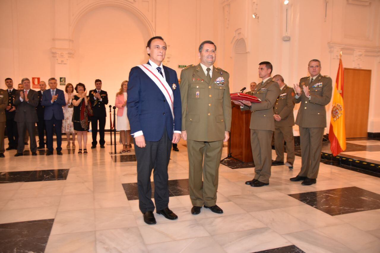 Acto de distinción con la Cruz al Mérito Militar con distintivo blanco al rector de la Universidad de Córdoba por parte del Jefe del Estado Mayor del Ejército, Amador Enseñat