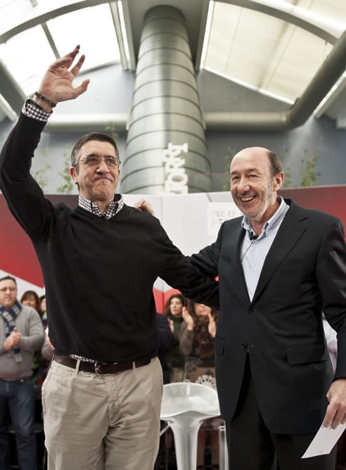 Rubalcaba junto al lehendakari en un acto con militantes en Bilbao