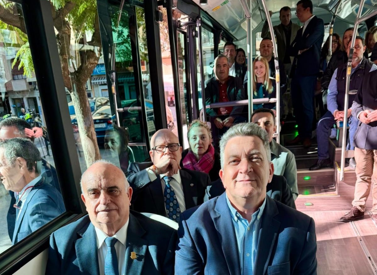 El alcalde de Callosa, Andrés Molina, y el conseller de Territorio, Vicente Martínez Mus, se suben a un autobús junto a más representantes políticos de la Marina Baixa
