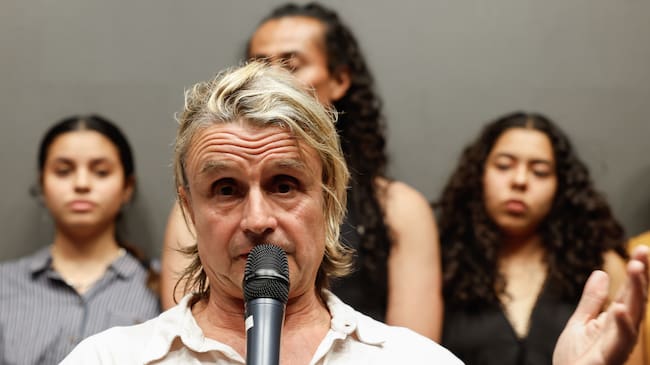 MADRID, 09/07/2024.- El compositor y productor teatral español Nacho Cano ofrece una rueda de prensa tras quedar en libertad provisional este martes después de declarar ante la Policía por la supuesta contratación ilegal de inmigrantes para el espectáculo musical 'Malinche', que se representa en Madrid. EFE/Mariscal