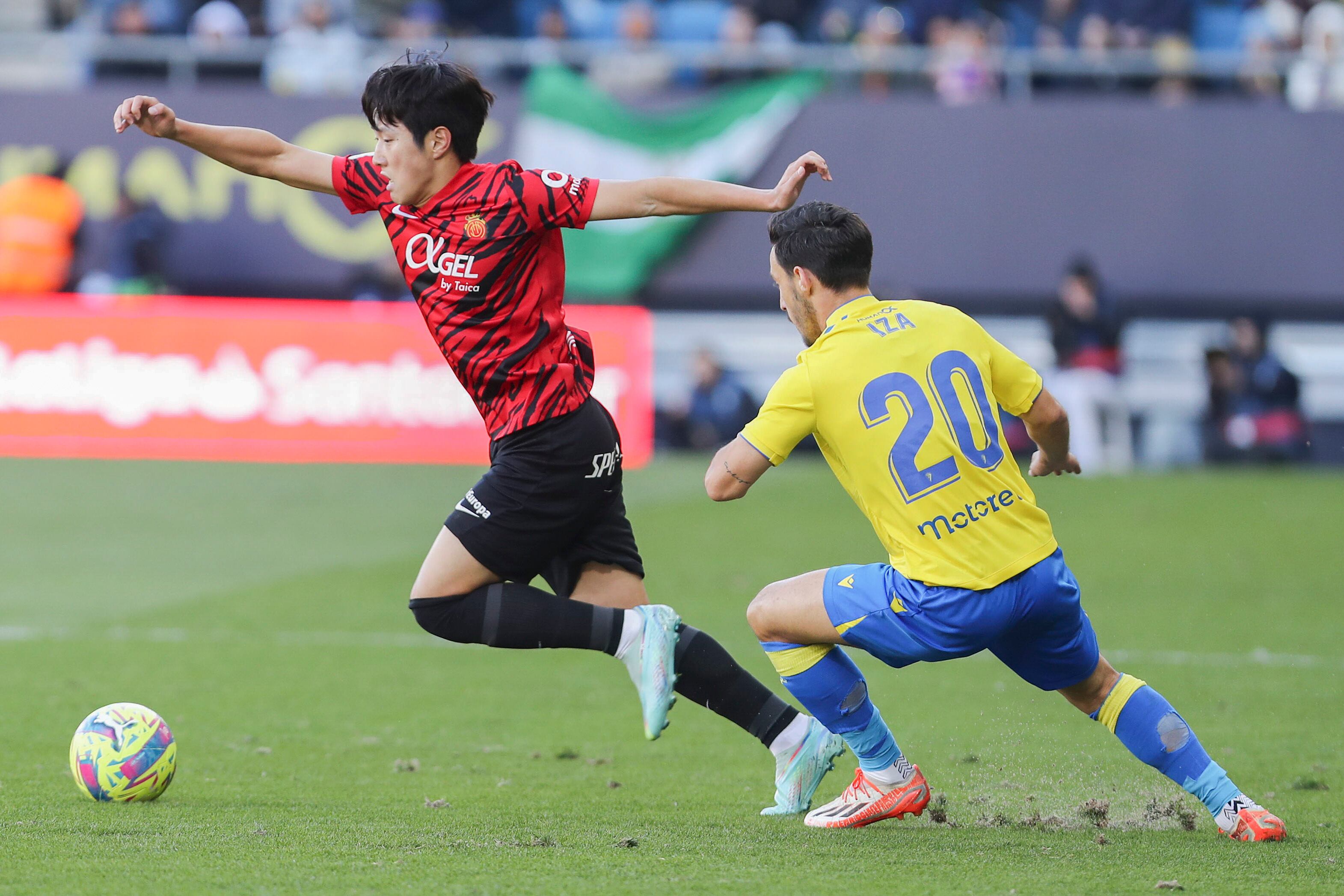 CÁDIZ, 28/01/2023.- El delantero del R.C.D. Mallorca, Kang In Lee (i) lucha por el balón con el defensa del Cádiz CF Iza Carcelén durante el partido de LaLiga Santander que enfrenta al Cádiz CF y el RCD Mallorca en el Estadio Nuevo Mirandilla de Cádiz este sábado. EFE/Román Ríos.