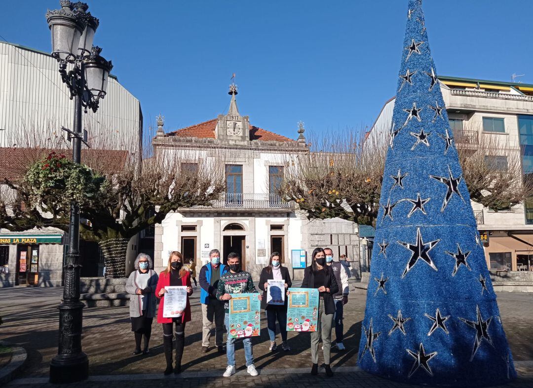 La alcaldesa Verónica Tourón (derecha en la primera fila) y los concejales del gobierno local de Salceda en la Praza do Concello.