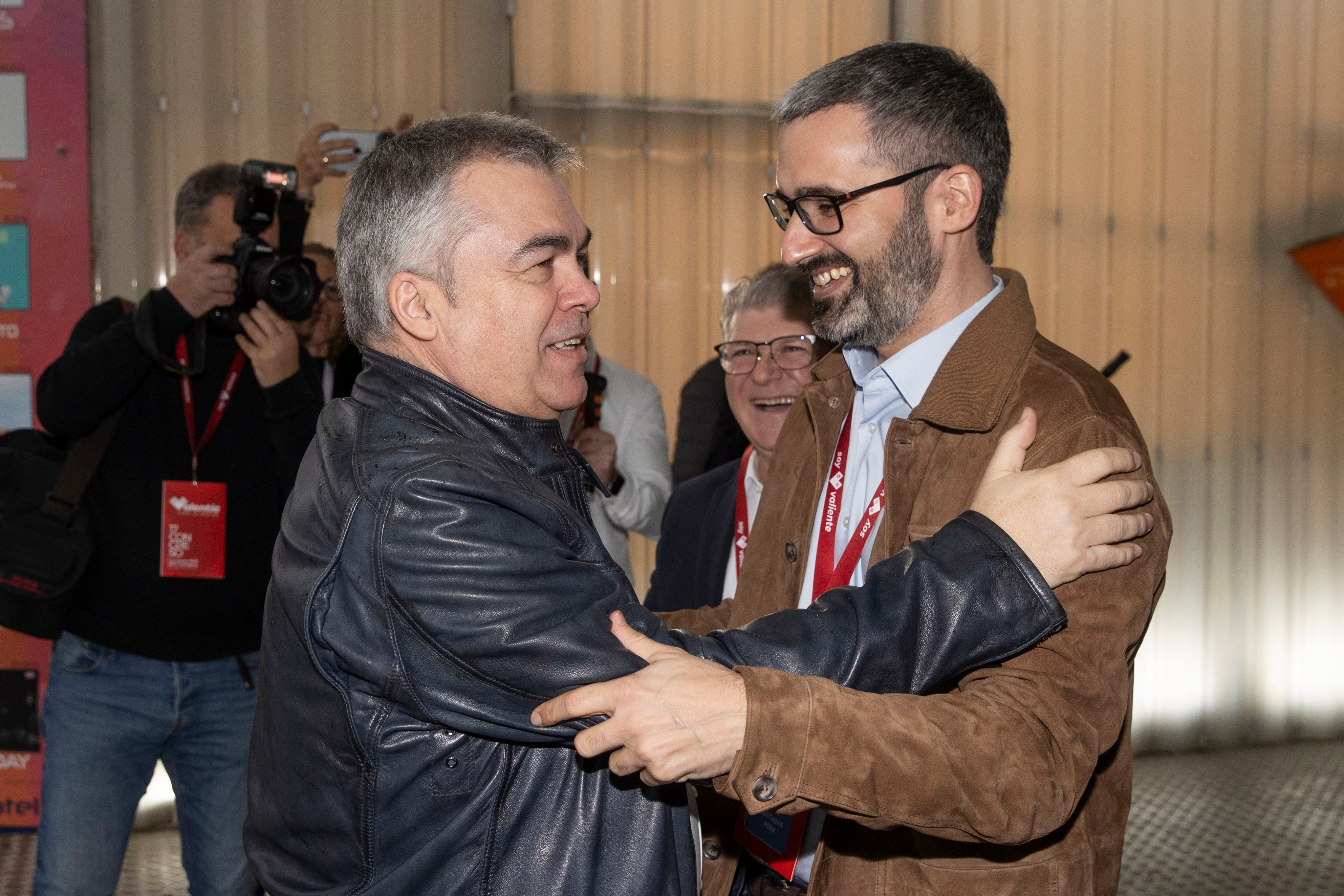 El secretario de Organización del PSOE, Santos Cerdán saluda al secretario general electo del los socialistas murcianos Francisco Lucas, este sábado en el Auditorio del Batel de Cartagena. EFE/Marcial Guillén