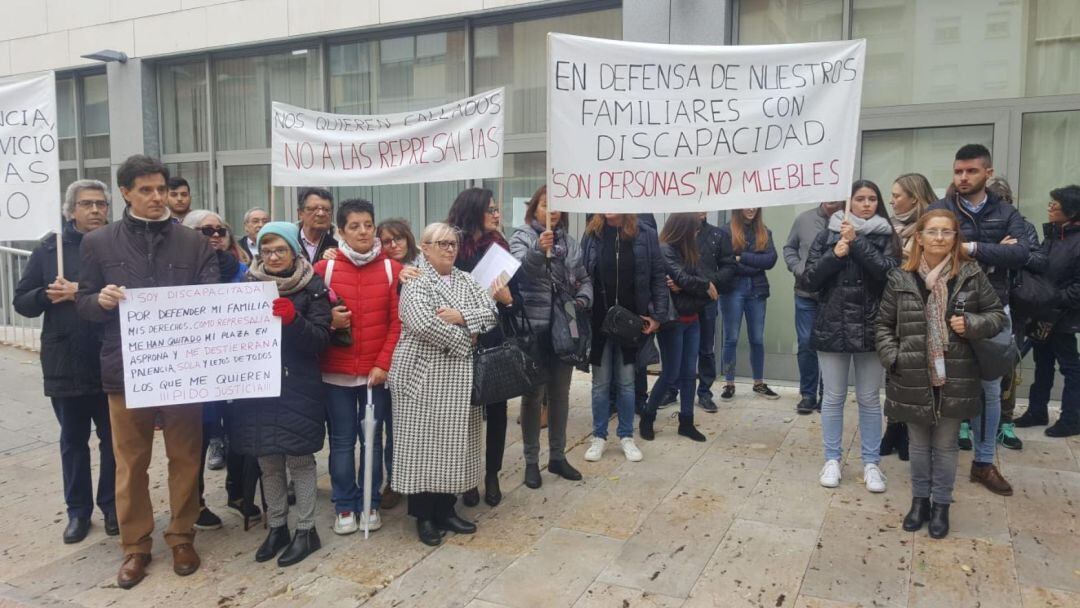 Familiares de usuarios de Asprona se han concentrado frente a la gerencia de Servicios Sociales 