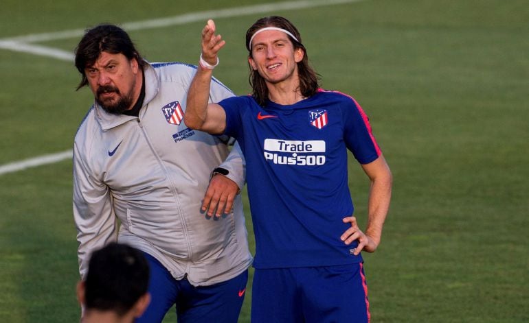 MAJADAHONDA (MADRID) - El defensa brasileño Filipe Luís (d), durante el entrenamiento del Atlético de Madrid que ha tenido lugar esta tarde en la Ciudad Deportiva Wanda, en Majadahonda (Madrid). EFE-Rodrigo Jiménez