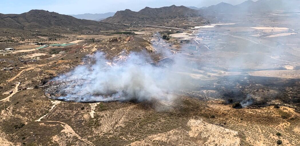Imagen del incendio en Mazarrón tomada desde el helicóptero MU030 a su llegada.