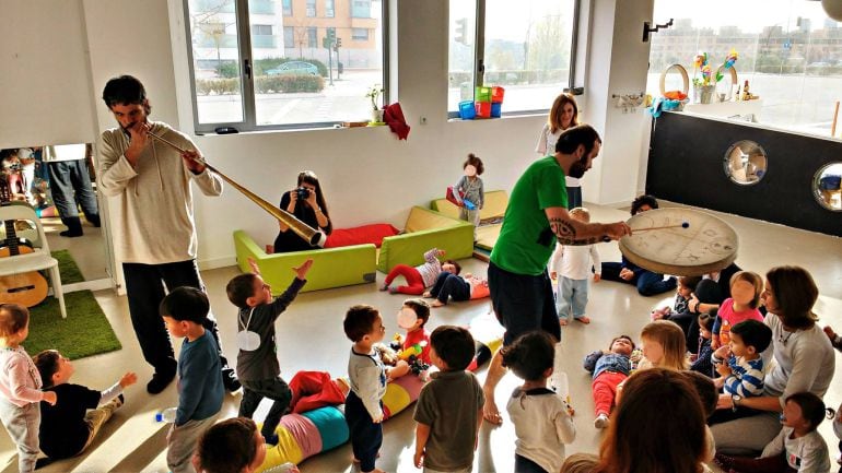 El taller en el aula es una de las características de Reggio Emilia.