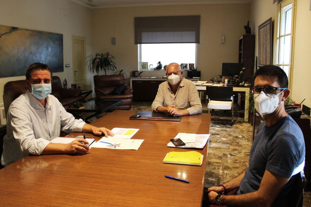 Reunión entre Herick Campos, director general de Turisme; el alcalde, Vicent Grimalt, y el concejal de Playas, Pepe Doménech.