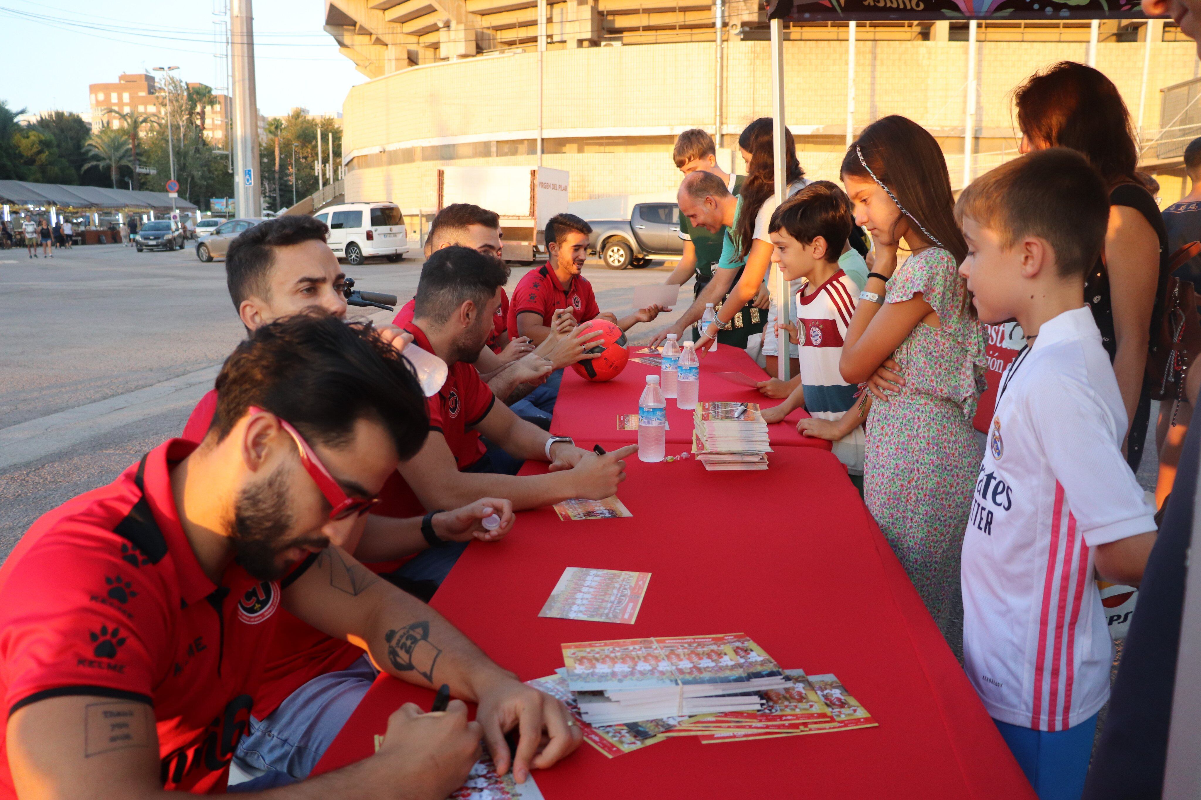 La plantilla del Jimbee firma autógrafos a la entrada del campamento festero