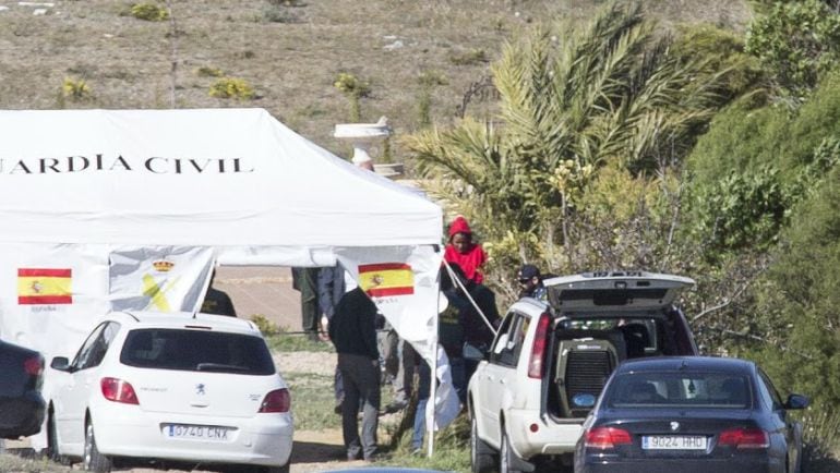 Ana Julia Quezada, durante el registro de la finca donde escondió el cuerpo de Gabriel.