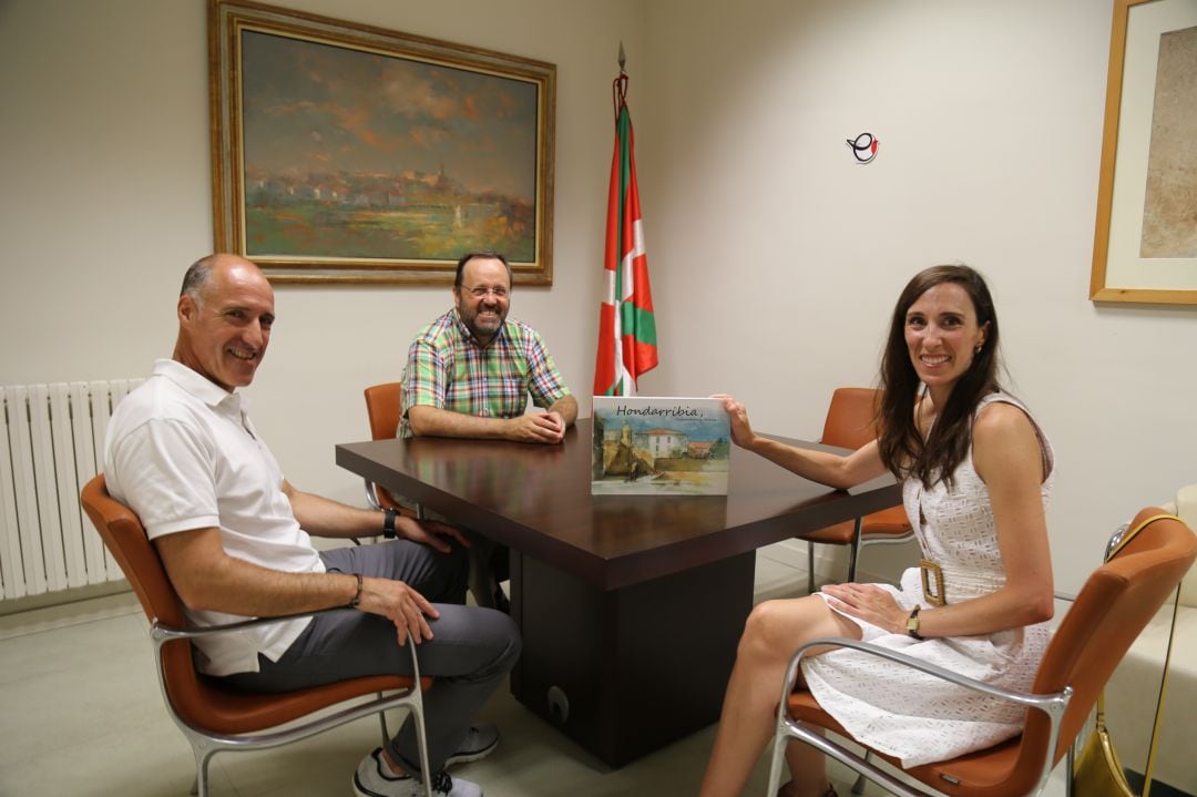 El alcalde de Hondarribia, Txomin Sagarzazu, junto al concejal de Cultura, Kalixa Silanes y la bailarina Itziar Mendizabal. 