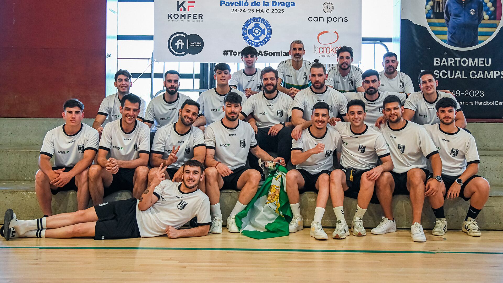 El Sano Antequera posa con el trofeo de subcampeón del Sector E