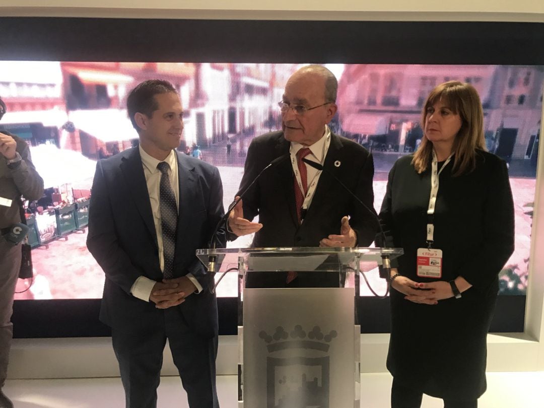 José Luis Paradas Romero, director de Málaga Deportes y Eventos; el alcalde, Francisco de la Torre, y la concejala de Turismo, Rosa Sánchez, en Fitur 2020